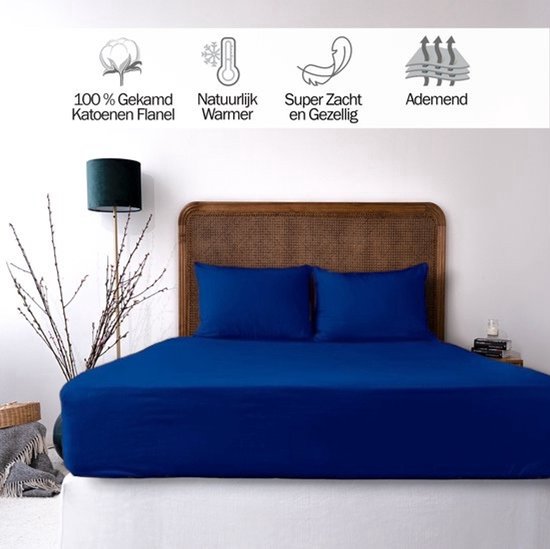 Donkerblauw laken en kussenslopen op een bed. Iconen geven aan: 100% gekamd katoen flanel, natuurlijk warmer, super zacht, ademend.