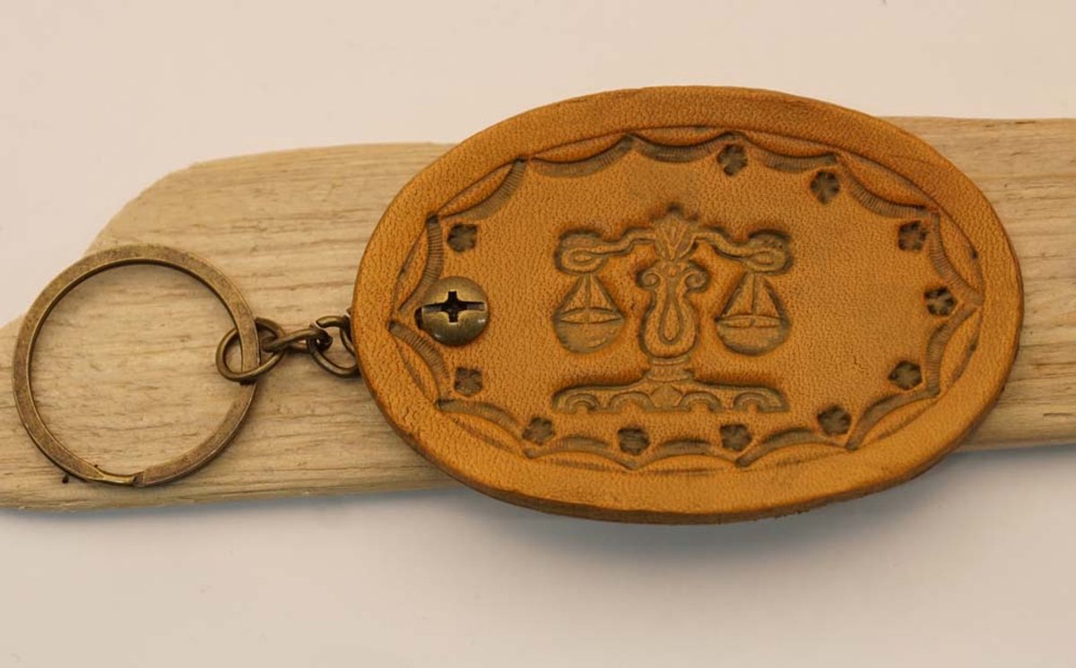 Leren beige sterrenbeelden sleutelhanger " WEEGSCHAAL " datums 23 september – 22 oktober - LIBRA zodiac sign keyring - sterrenbeeld keyring - verjaardags cadeau sterrenbeelden sleutelhangers - lederen sleutelhangers dierenriem