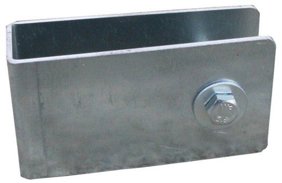 Gemetalliseerde U-vormige metalen beugel met een bout op de voorgrond, geïsoleerd.
