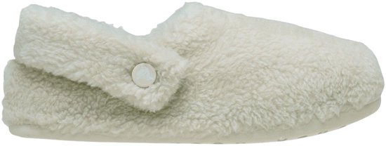 Crème pluizige Crocs slipper met een omslagkraag en knoopdetail.