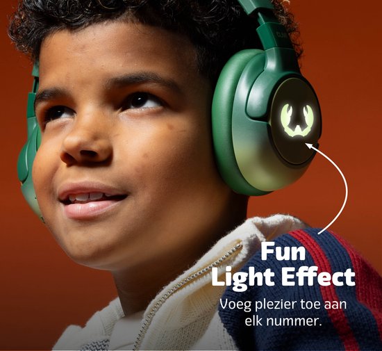 Jongen met groene koptelefoon en kleding, met tekst 'Fun Light Effect'.