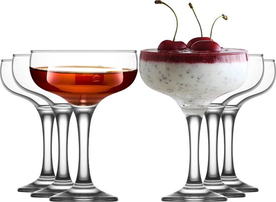 Quatre verres coupe, l'un rempli d'une boisson rouge, l'autre d'un dessert et de cerises, sur fond blanc.