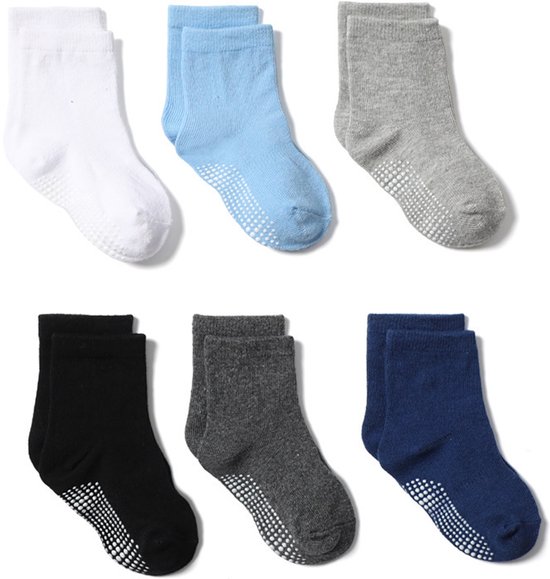 Zes paar babysokken in het wit, lichtblauw, grijs, zwart, donkergrijs en donkerblauw. Alle sokken hebben witte antislip nopjes.