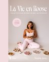 Couverture de 'La Vie en Roose' avec du texte et une femme assise tenant un bol de nourriture, entourée de pâtisseries.