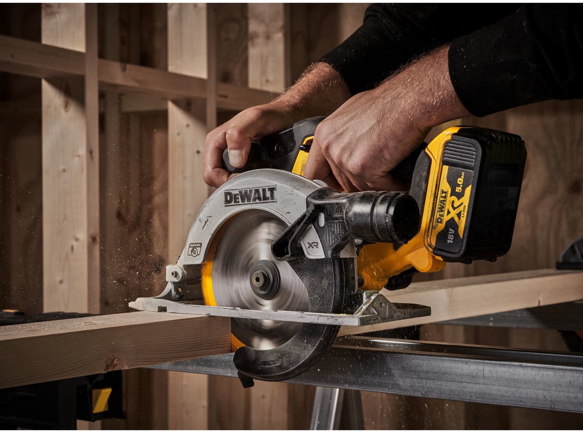 DeWALT DCS565N: 18V accu cirkelzaag 165mm met borstelloze motor thumbnail 2