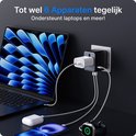 Reisstekker in gebruik, aangesloten op een stopcontact, laadt gelijktijdig een laptop, smartphone, Apple AirPods en Apple Watch op.