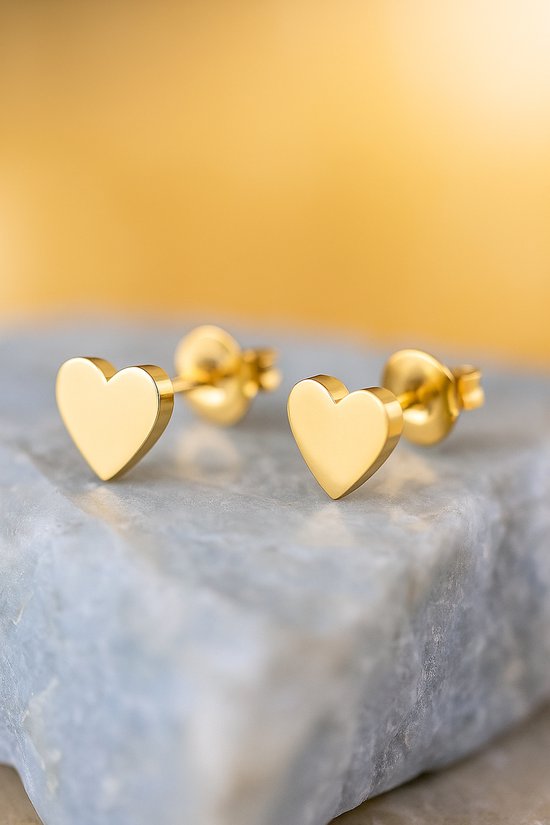 Lundholm Oorknopjes Dames Goudkleurig Hart - Premium Stainless Steel Jewellery Gold Plated - Kleine Hartjes Oorbellen Goud Verguld 5 mm - My Tweede Gaatje Oorknopjes plat - Vrouwen Cadeautjes - Kado Verpakking