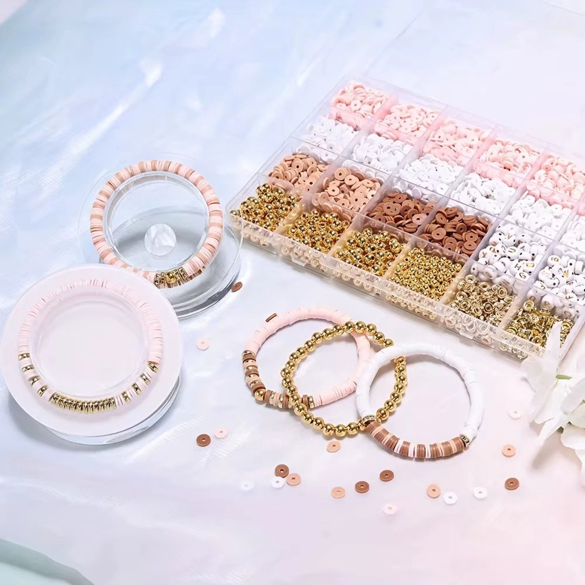 Sieraden Maken Set - Hobby kralen set - 2340 stuks - Armband Maken Set Roze & Beige – Polymer Clay Beads Sieraden Kit met Gouden (Letter)kralen - Inclusief draad - Kralenset voor Eigen Armbandjes — afbeelding 3
