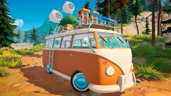 Een oranje en crème camperbus staat op een bospad met op het dak twee windturbines en een bagagerek.