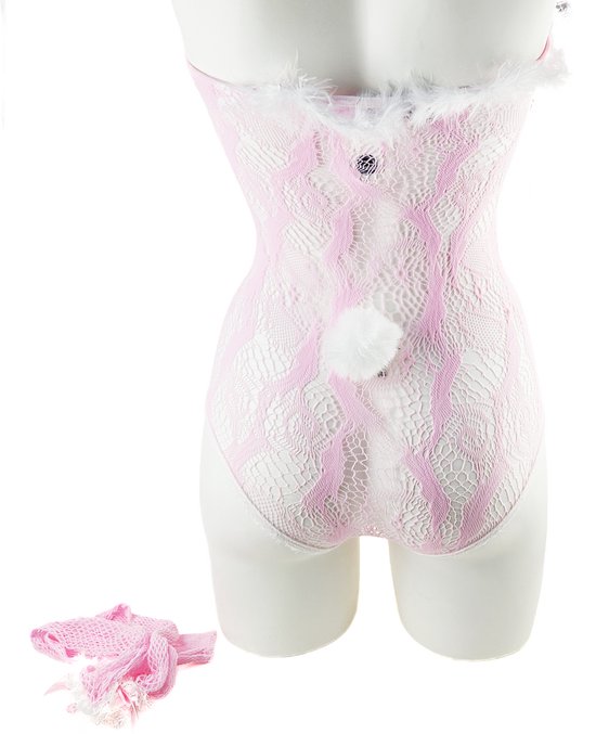 Achterkant van een roze teddy met kant op een paspop, met witte boa en een wit pluizig staartje. Een roze panty met ruches ligt ernaast.