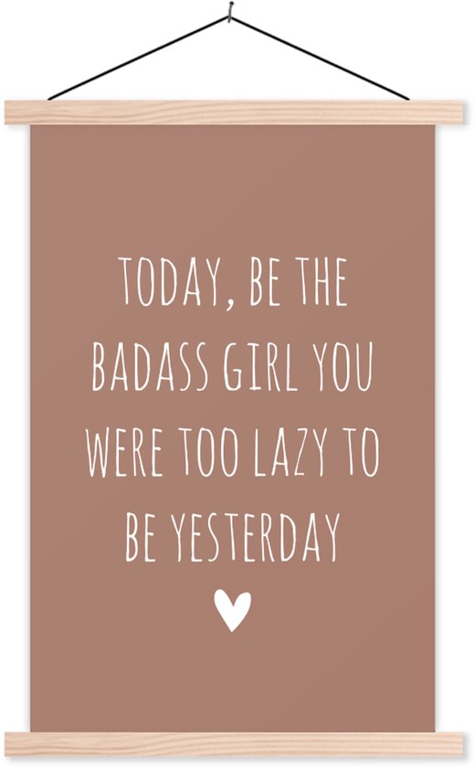Porte-affiche avec affiche - Affiche scolaire - Citation en anglais Today, sois le dur à cuire que tu étais paresseux d'être hier sur fond marron - 60x90 cm - Lattes blanches