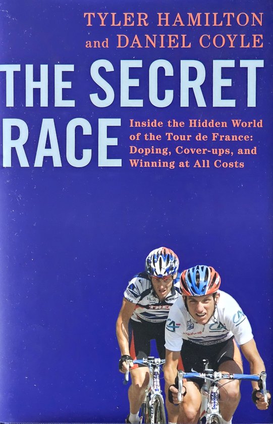 Boek 'The Secret Race' met twee wielrenners op de voorkant, met tekst.