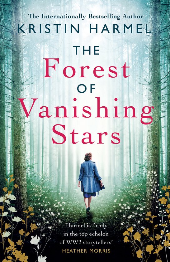 Couverture du livre "The Forest of Vanishing Stars" par Kristin Harmel. Une femme en manteau bleu marche dans une forêt.