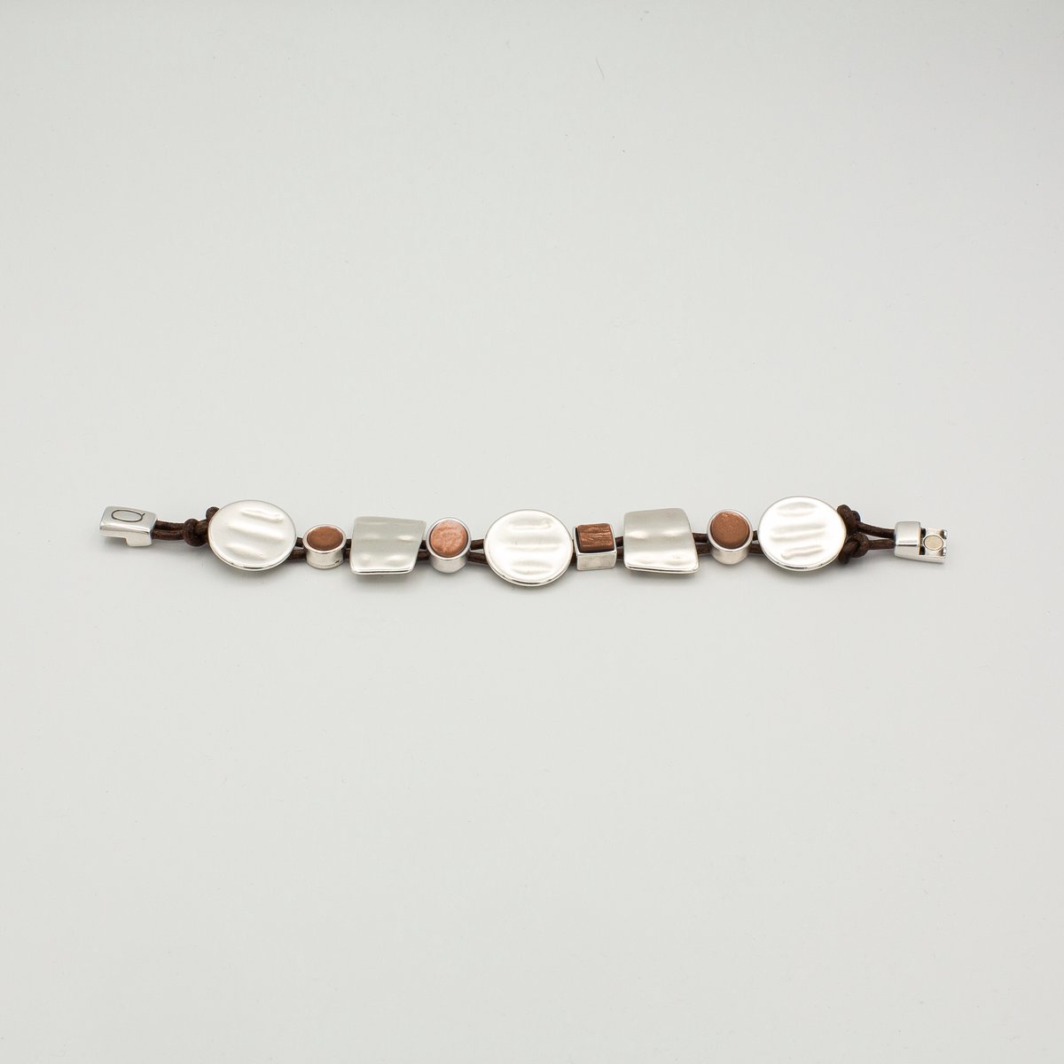 Qoss Armband Doutzen Maat S – Handgemaakt Buffelleer met Natuurlijke Stenen | Magneetsluiting | Mix & Match Stijl | Terra