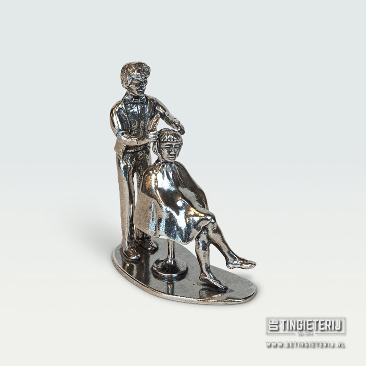 De tingieterij Beeldje Kapper - Tin - jubileum geschenk - beroepen beeldje - ambacht - cadeau kapper - opening - kapperszaak - barbershop Zilver
