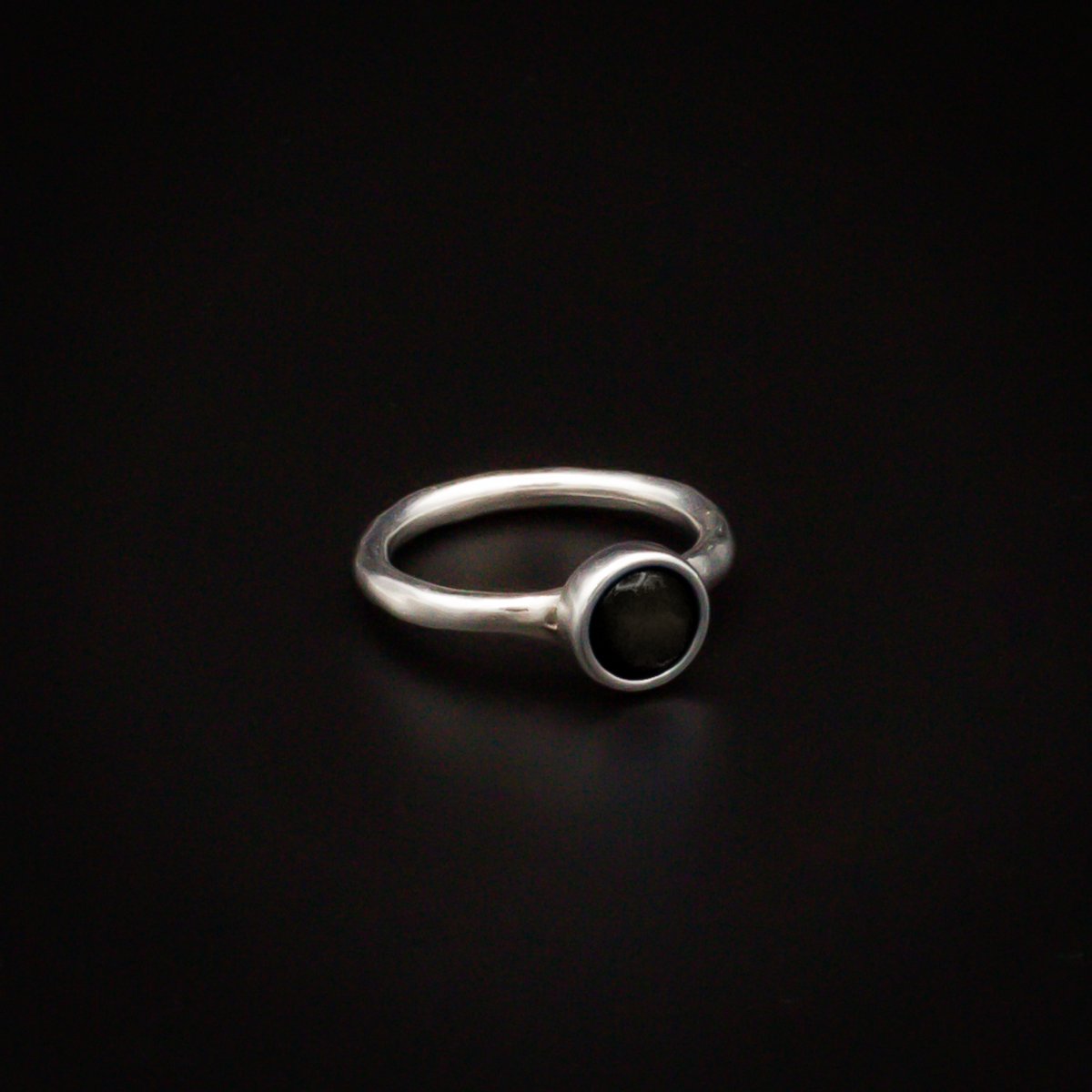 Qoss Ring Coco – Smalle Zilverkleurige Ring met 6 mm Cabochon | Nikkelvrij | Handgemaakt | Combineerbaar | Zwart | Maat M
