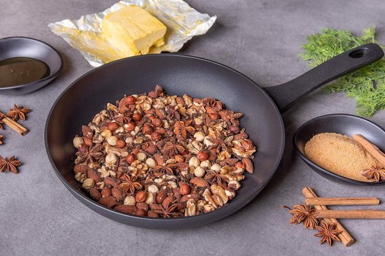 Sluit Omhoog Van Het Koken Op Het Fornuis Stock Afbeelding - Image of