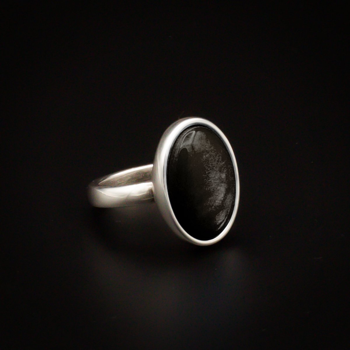Qoss Ring Diede – Smalle Zilverkleurige Ring met Ovale 13x18 mm Cabochon | Nikkelvrij | Handgemaakt | Combineerbaar | Zwart | L