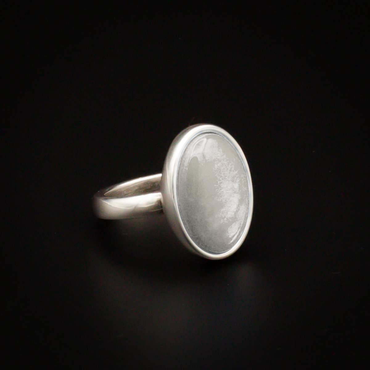 Qoss Ring Diede – Smalle Zilverkleurige Ring met Ovale 13x18 mm Cabochon | Nikkelvrij | Handgemaakt | Combineerbaar | Creme | L