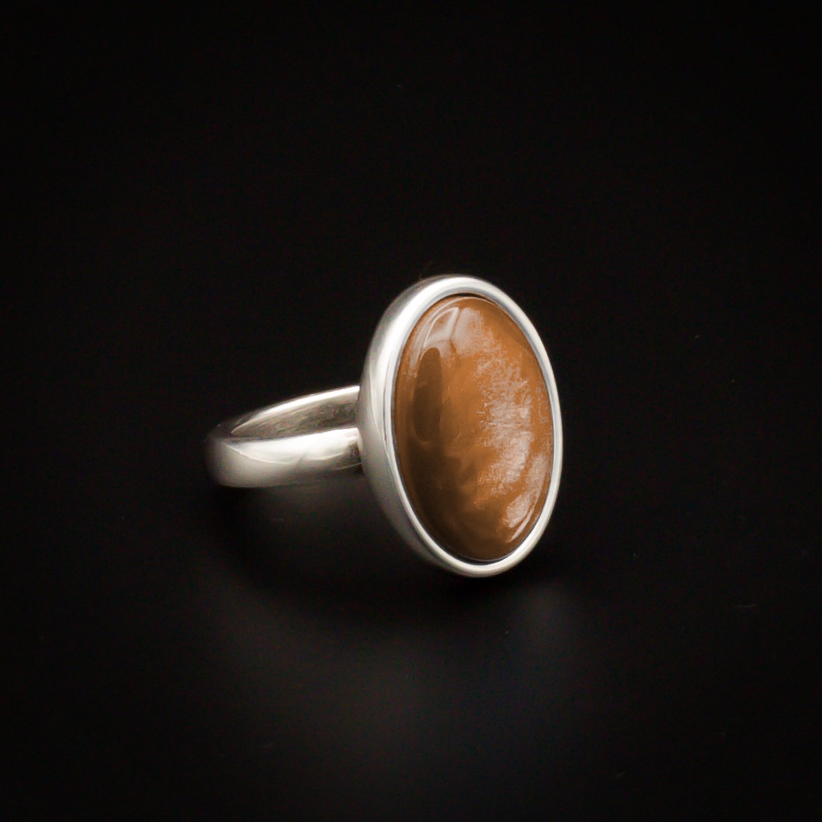 Qoss Ring Diede – Smalle Zilverkleurige Ring met Ovale 13x18 mm Cabochon | Nikkelvrij | Handgemaakt | Combineerbaar | Canyon | L