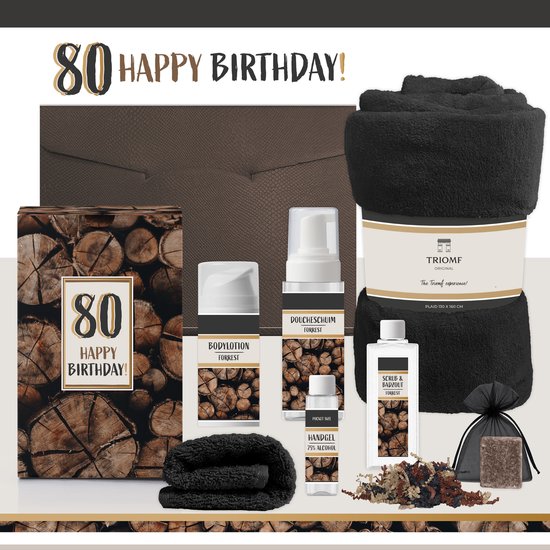 Wellness cadeaupakket met '80 HAPPY BIRTHDAY!' thema, houtprint, zwarte handdoek en diverse verzorgingsproducten.