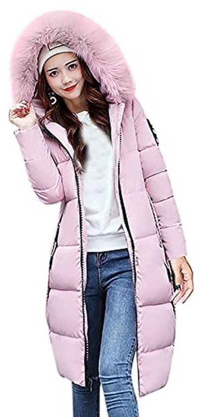 Model draagt een lange roze winterjas met capuchon met bontkraag, witte top en blauwe spijkerbroek.