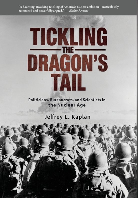 Boek "Tickling the Dragon's Tail": politici, bureaucraten en wetenschappers in het nucleaire tijdperk. Met soldaten op de voorgrond en een paddenstoelwolk op de achtergrond.