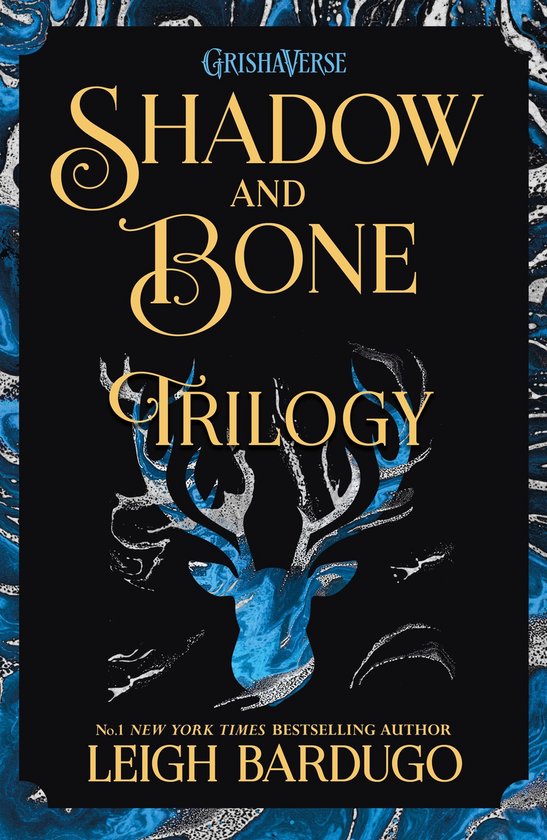 Boekomslag van 'Shadow and Bone Trilogy'. Een blauw-wit abstract hert in het midden, met de titel in goudkleurige sierlijke letters.