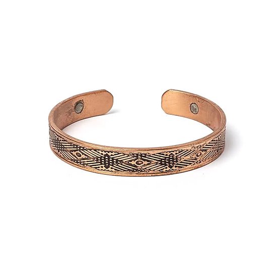Koperen armband met kruislingse strepen en magneten aan de binnenkant.