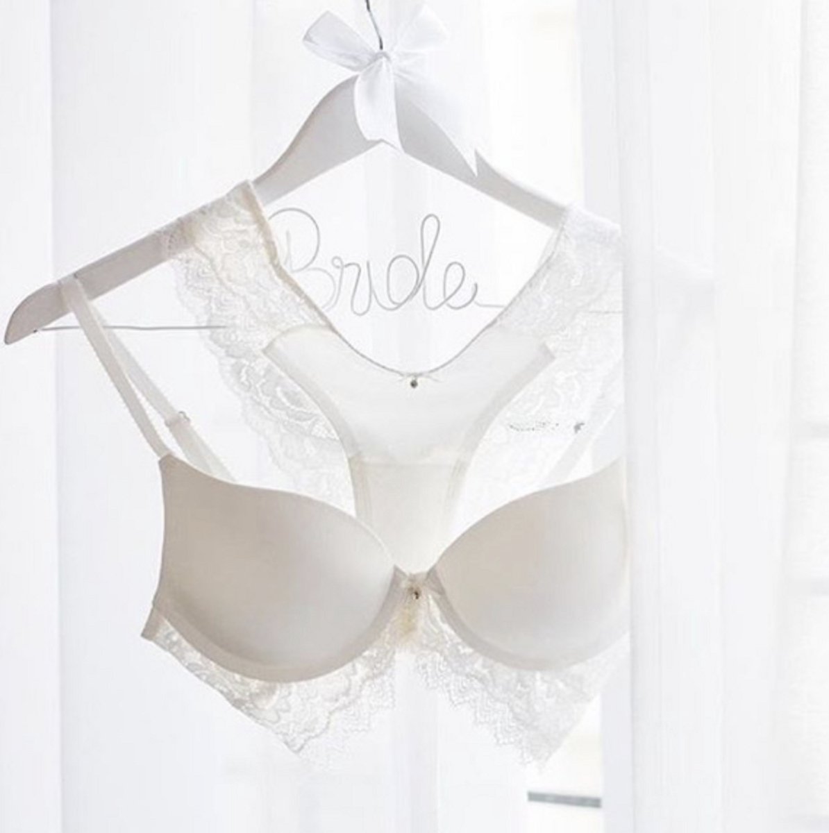Bride Kledinghanger – Handgemaakt – Houten Hanger met Tekst “Bride” - perfect voor bruidsjurk - cadeau bride to be