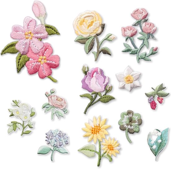 Twaalf geborduurde bloem patches: roze roos, gele roos, witte bloesem, paarse roos, zonnebloemen, hortensia, klaver en bladeren.