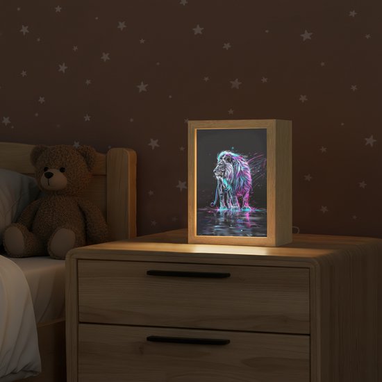 Nachtlampje 15x20 cm - Kinder lampje - Leeuw - Kleuren - Zwart - Dieren - Tafellamp kinderkamer - Slaapkamer lamp - Bedlamp kinderen - Kinderlampje stopcontact - Wandlamp babykamer - Nachtlampjes van Merkloos — afbeelding 2