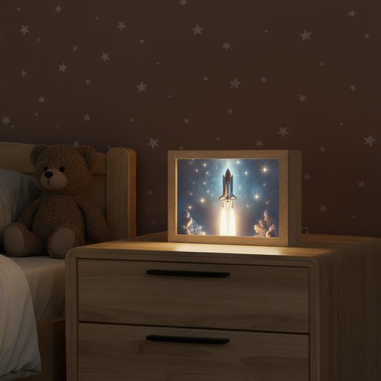 Nachtlampje 20x15 cm - Kinder lampje - Ruimtevaart - Raket - Space - Sterren - Tafellamp kinderkamer - Slaapkamer lamp - Bedlamp kinderen - Kinderlampje stopcontact - Wandlamp babykamer - Nachtlampjes van Merkloos — afbeelding 2