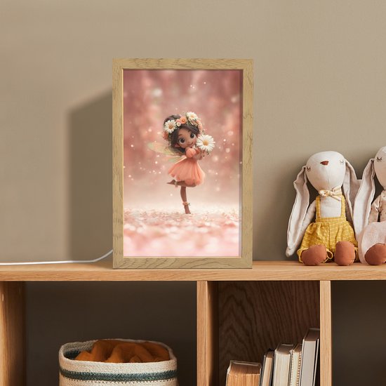 Houten lamp met een fee met bloemenkrans en jurk, die een bloem vasthoudt, op een plank in een kinderkamer.