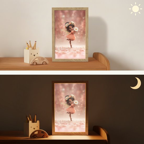 Lamp met fee met bloemenkrans, overdag en 's nachts verlicht. Op een plank met knutselspullen.