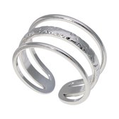 Zilverkleurige ring met drie banden, waarvan één gehamerd, op witte achtergrond.