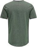 Achterkant van een man in een olijfgroen T-shirt met stiksels op de rug en zwarte jeans.