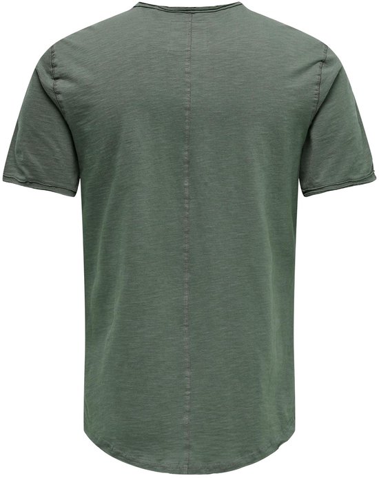 Achterkant van een man in een olijfgroen T-shirt met stiksels op de rug en zwarte jeans.