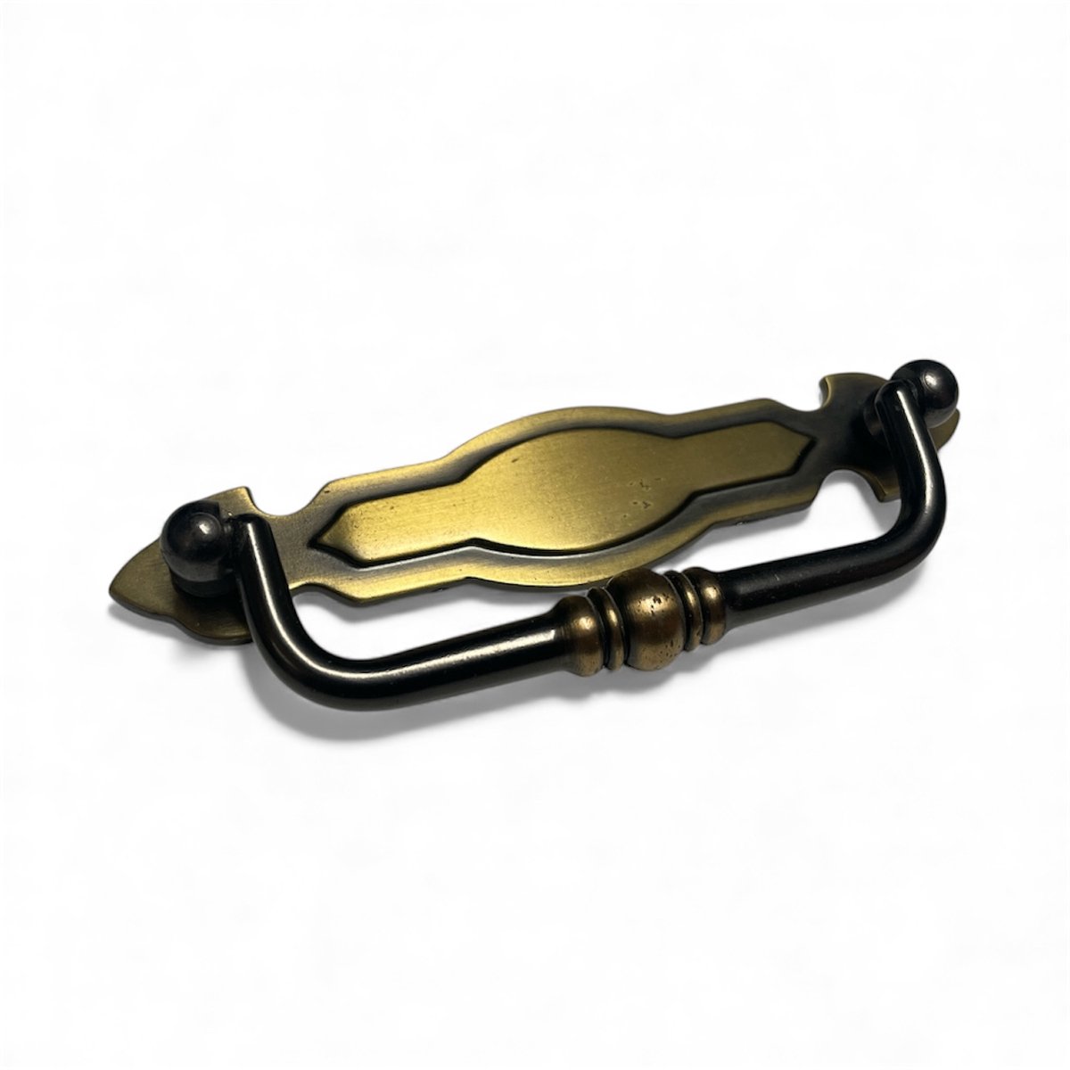 Vermessingd hangend ladegreepje - 96 mm - antiek