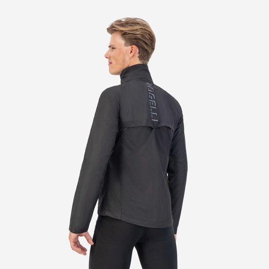 Man met zwarte Rogelli hardloopjas, zichtbaar van achteren met opdruk 'ROGELLI'.