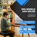Jongen speelt op een houten digitale piano met bladmuziek. Tekst: 'Een wereld aan geluid', '500 begeleidende ritmes', '80 inspirerende demoliedjes', '800 realistische tonen'.