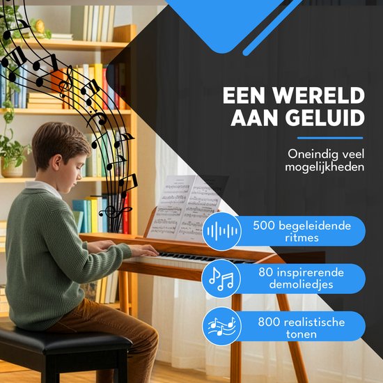 Jongen speelt op een houten digitale piano met bladmuziek. Tekst: 'Een wereld aan geluid', '500 begeleidende ritmes', '80 inspirerende demoliedjes', '800 realistische tonen'.