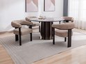 Eetkamer met ronde tafel en zes beige bouclé stoelen met gebogen rugleuning en zwarte poten.