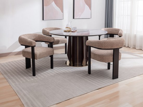 Eetkamer met ronde tafel en zes beige bouclé stoelen met gebogen rugleuning en zwarte poten.