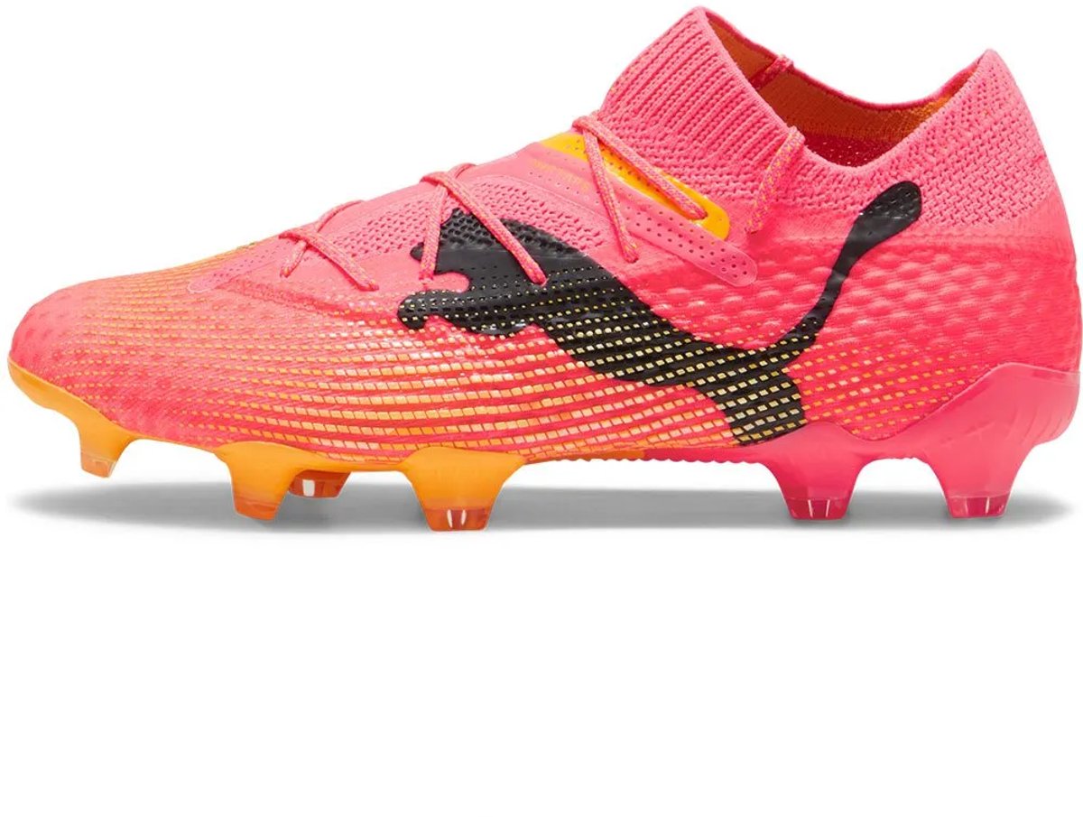Puma Future 7 Ultimate FG/AG voetbalschoenen in roze, met adaptieve pasvorm en opvallend zwart logo. EU maat 42.