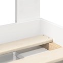 Close-up van wit bedframe met houten latten en bevestigingsschroeven.