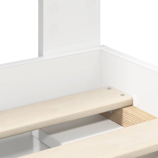 Close-up van wit bedframe met houten latten en bevestigingsschroeven.