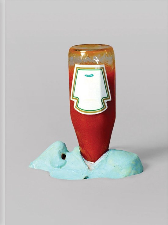 Een fles ketchup leunt op een blauw, menselijk gezicht. Het etiket op de fles is leeg.