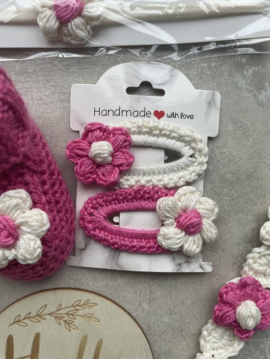 Maminobaby.nl | Baby Geschenkset meisjes | Handmade speenkoord | Handmade haarclip | Gehaakte babyslofjes | Kraamcadeau | Babyshower — afbeelding 2