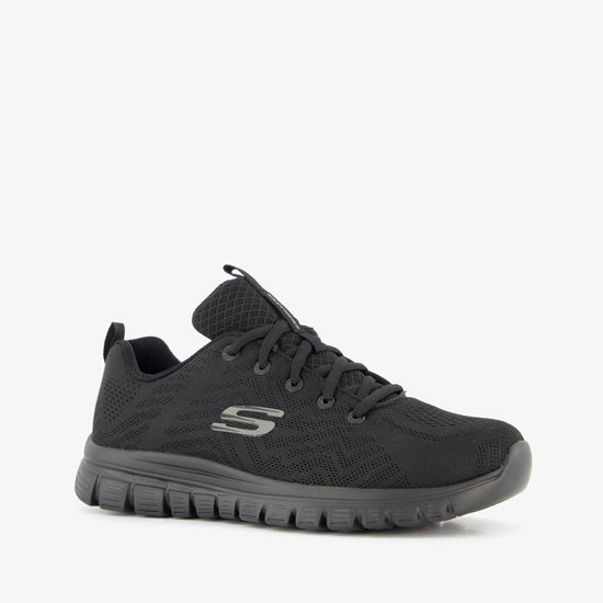 Zwarte Skechers sneaker met veters en grijs logo op de zijkant.